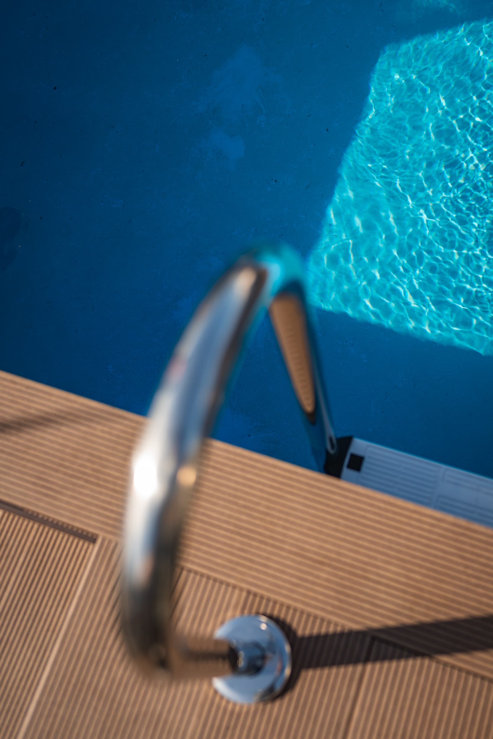 Hardbox Premium-Modulschwimmbecken im modernen Garten