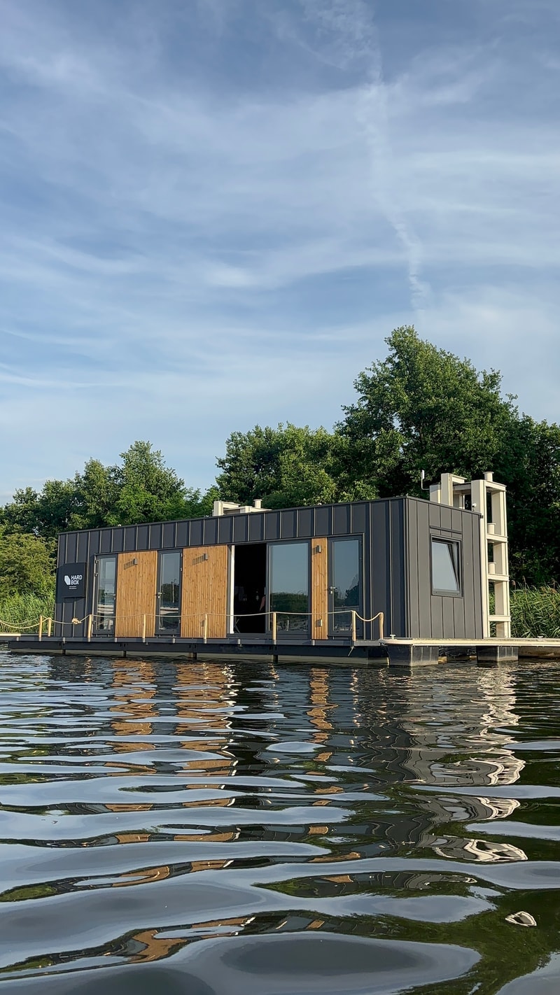 HARDBOX Floating Show Home